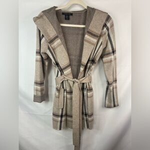 TAHARI Windsor pain jackets. Very cute with.L a tie closure and pockets!